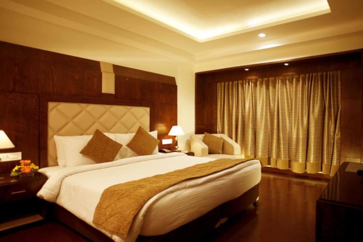 Vijay Intercontinental Hotell Kanpur Exteriör bild